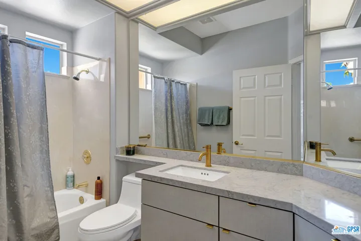 2nd bedroom on suite bathroom in sun city, Palm Desert California