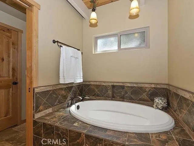 26621 Thunderbird Drive, Lake Arrowhead, California 92352