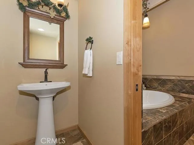 26621 Thunderbird Drive, Lake Arrowhead, California 92352