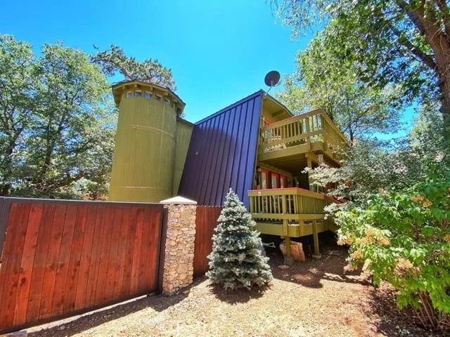 869 Victoria Lane, Sugar Loaf, California 92386