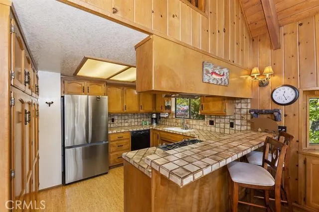 374 Rainier Road, Lake Arrowhead, California 92352