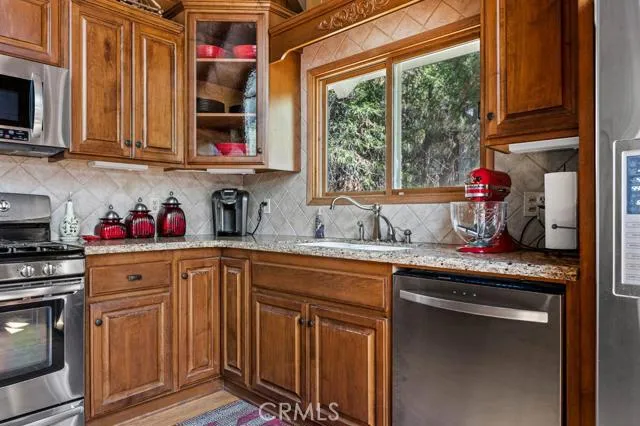 596 Pioneer Road, Lake Arrowhead, California 92352