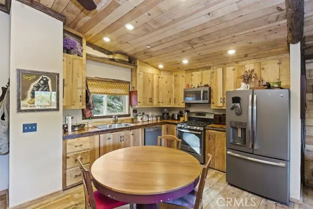 179 Canyon View Drive, Crestline, California 92325