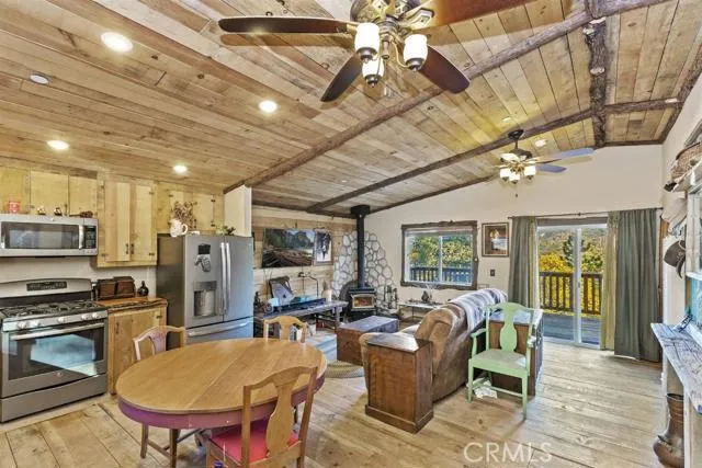 179 Canyon View Drive, Crestline, California 92325