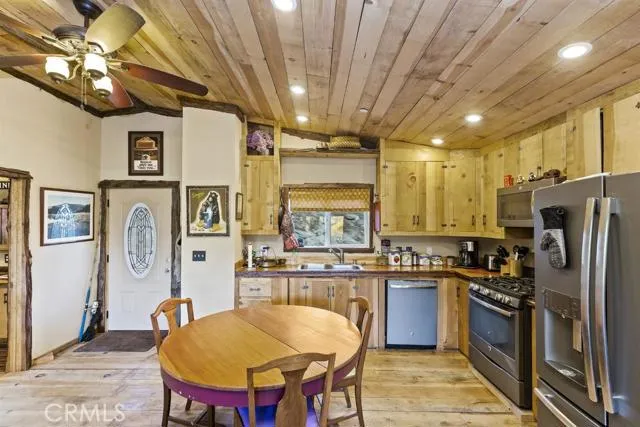 179 Canyon View Drive, Crestline, California 92325