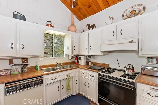 471 Delle Drive, Crestline, California 92325