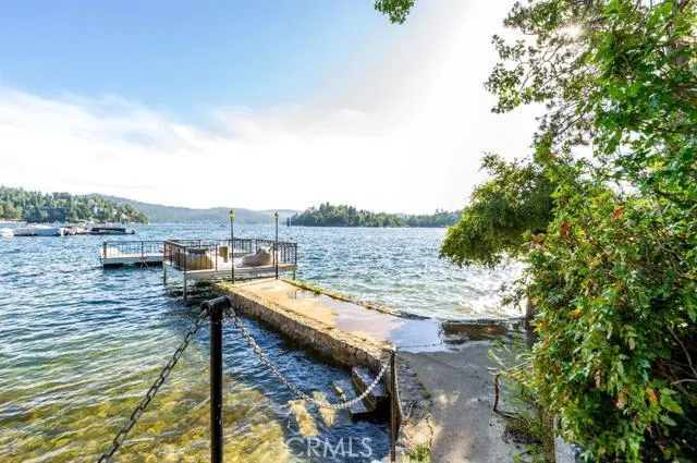 923 Lake Edge Way Way, Lake Arrowhead, California 92352