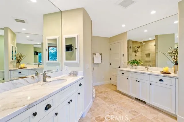 923 Lake Edge Way Way, Lake Arrowhead, California 92352