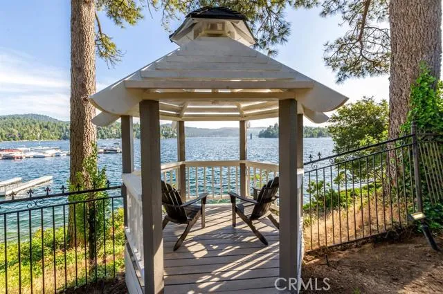 923 Lake Edge Way Way, Lake Arrowhead, California 92352