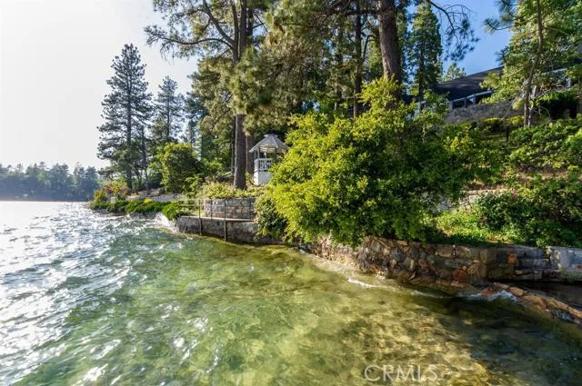 923 Lake Edge Way Way, Lake Arrowhead, California 92352