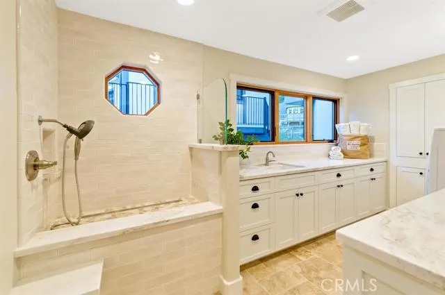 923 Lake Edge Way Way, Lake Arrowhead, California 92352