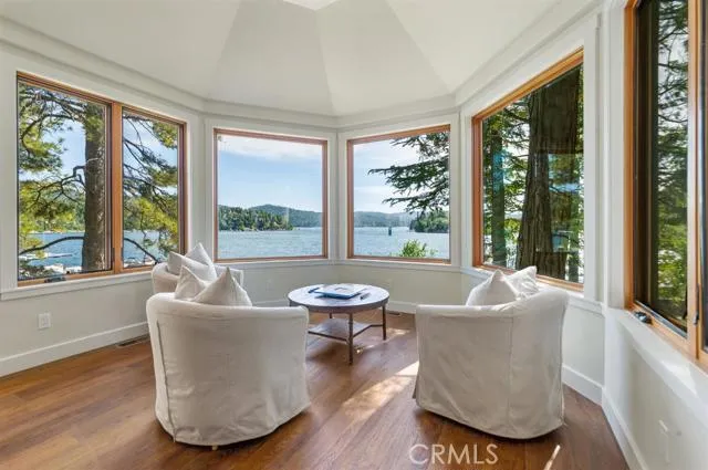 923 Lake Edge Way Way, Lake Arrowhead, California 92352
