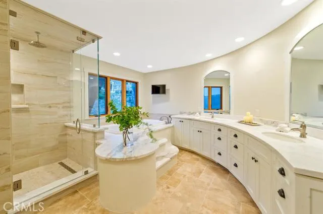 923 Lake Edge Way Way, Lake Arrowhead, California 92352