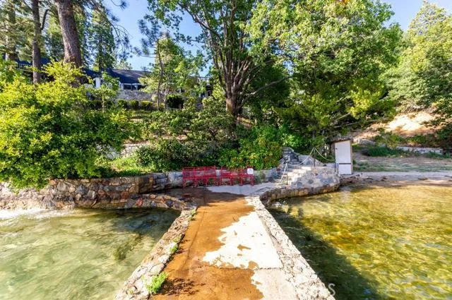 923 Lake Edge Way Way, Lake Arrowhead, California 92352