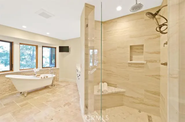 923 Lake Edge Way Way, Lake Arrowhead, California 92352