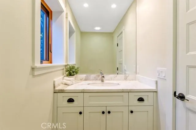 923 Lake Edge Way Way, Lake Arrowhead, California 92352