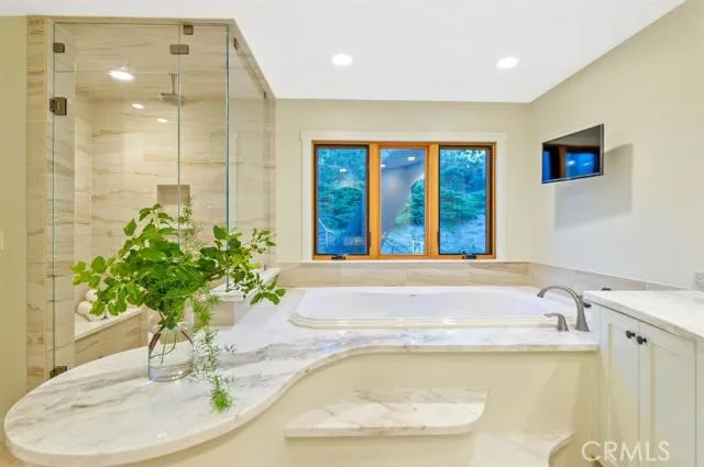 923 Lake Edge Way Way, Lake Arrowhead, California 92352