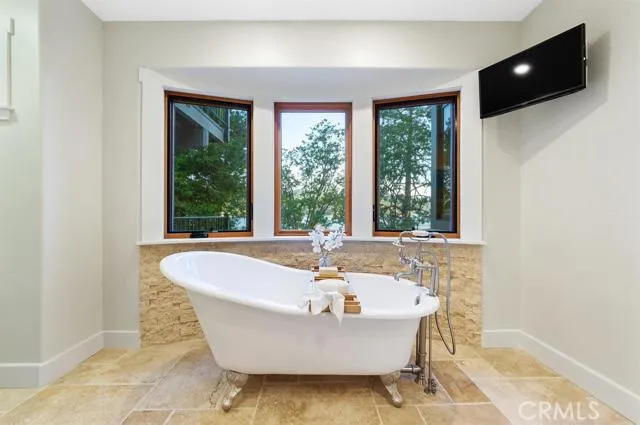 923 Lake Edge Way Way, Lake Arrowhead, California 92352