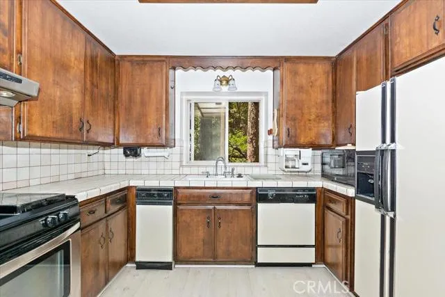 24543 S Albrun Drive, Crestline, California 92325
