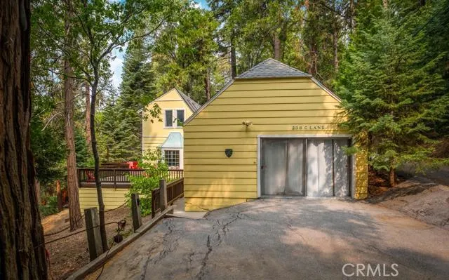 PLENTY OF PARKING AND ONLY A COUPLE STEPS DOWN TO MAIN HOUSE ENTRY.