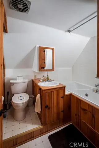 UPPER LEVEL FULL BATHROOM.