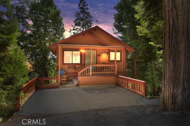 Twilight picture of the exterior