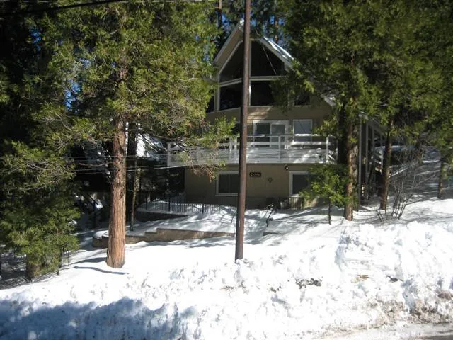 28687 Shenandoah Drive, Lake Arrowhead, California 92352