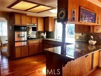 KITCHEN WITH BREAKFAST BAR