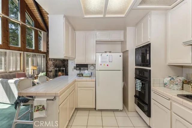 221 Corona Circle, Lake Arrowhead, California 92352