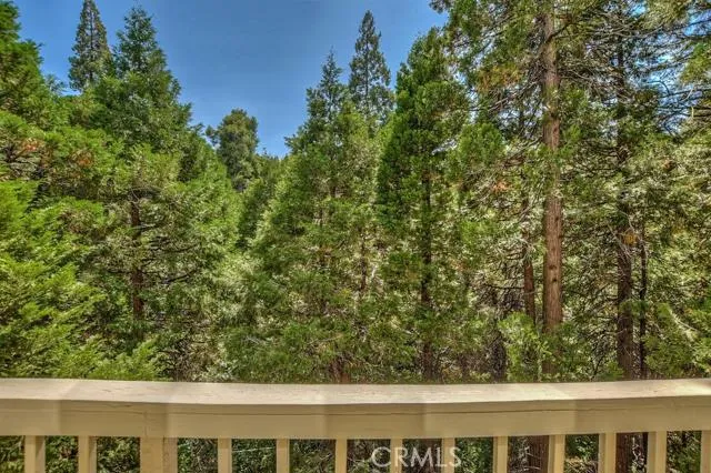 221 Corona Circle, Lake Arrowhead, California 92352