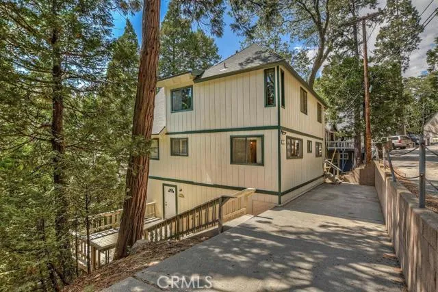 221 Corona Circle, Lake Arrowhead, California 92352
