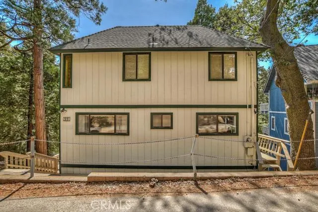 221 Corona Circle, Lake Arrowhead, California 92352