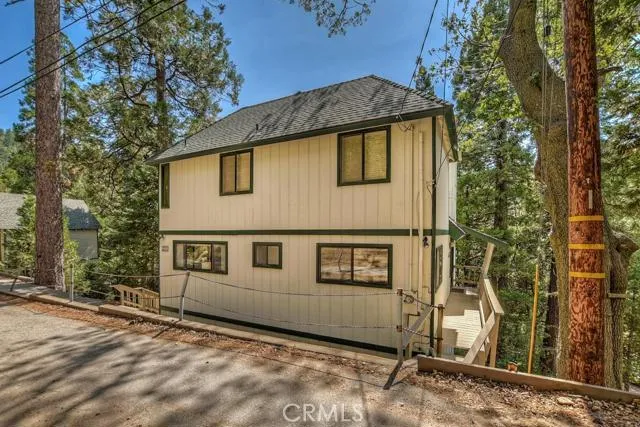 221 Corona Circle, Lake Arrowhead, California 92352