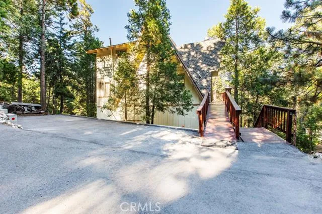 585 Pioneer Road, Lake Arrowhead, California 92352