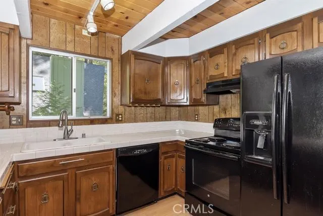 28819 Potomac Drive, Lake Arrowhead, California 92352