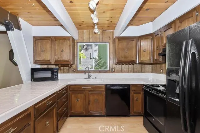 28819 Potomac Drive, Lake Arrowhead, California 92352
