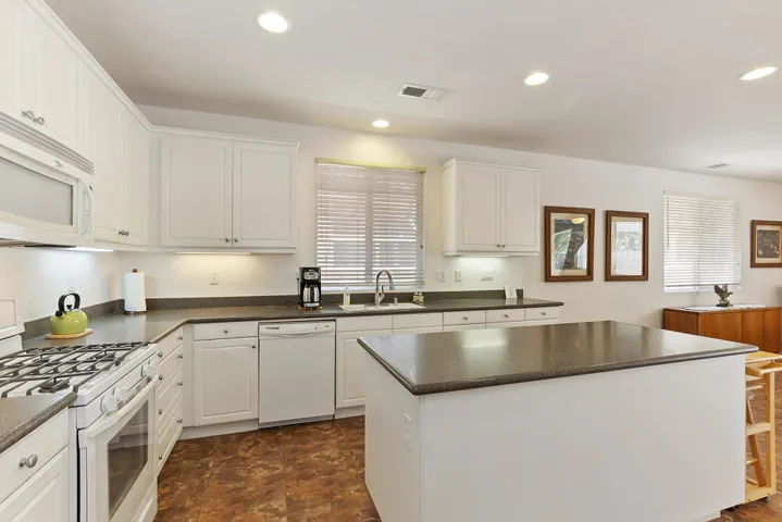 012_Kitchen