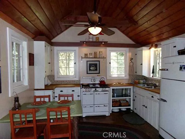 523 Blue Jay Canyon Road, Lake Arrowhead, California 92317