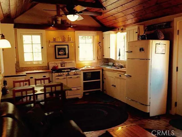 523 Blue Jay Canyon Road, Lake Arrowhead, California 92317