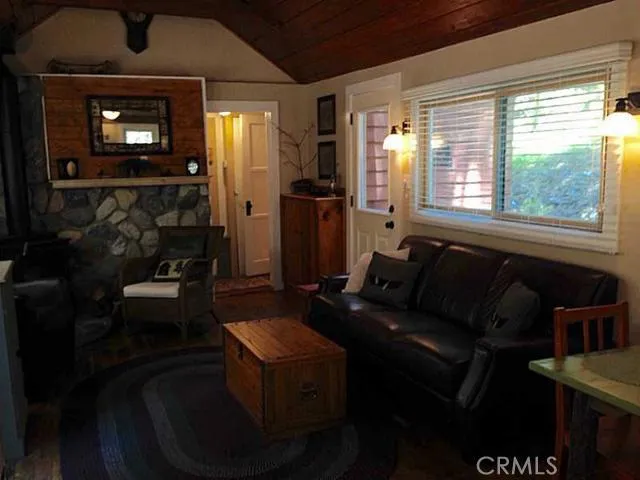 523 Blue Jay Canyon Road, Lake Arrowhead, California 92317