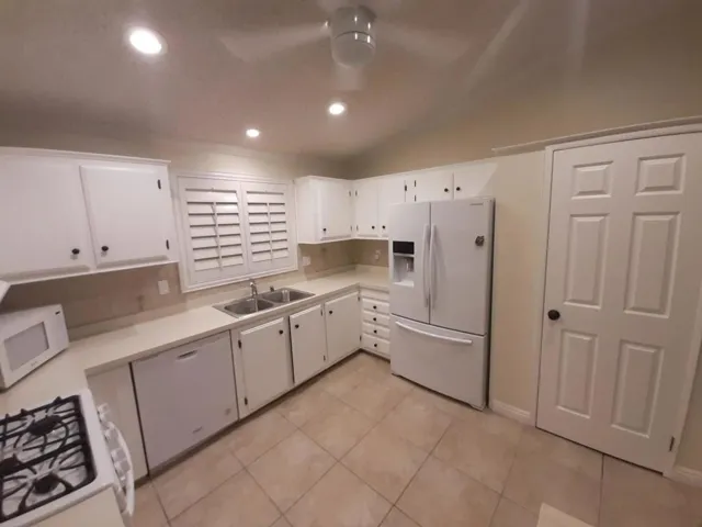 Kitchen sink & refrigerator