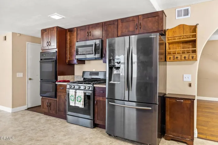 13-web-or-mls-Upmarketmedia_7219Lem-8