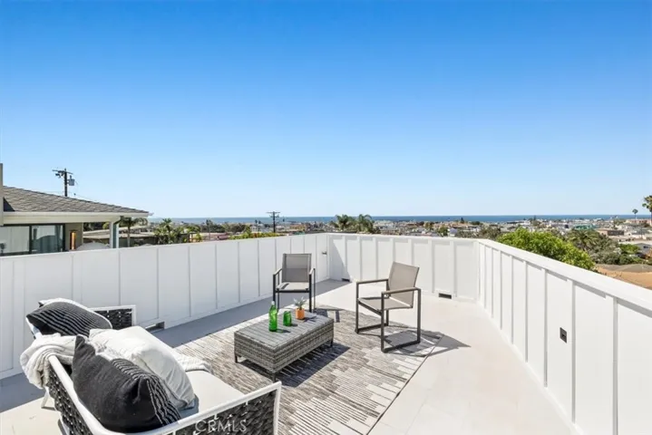Huge deck, one of the bigger decks.  Hot tub?
