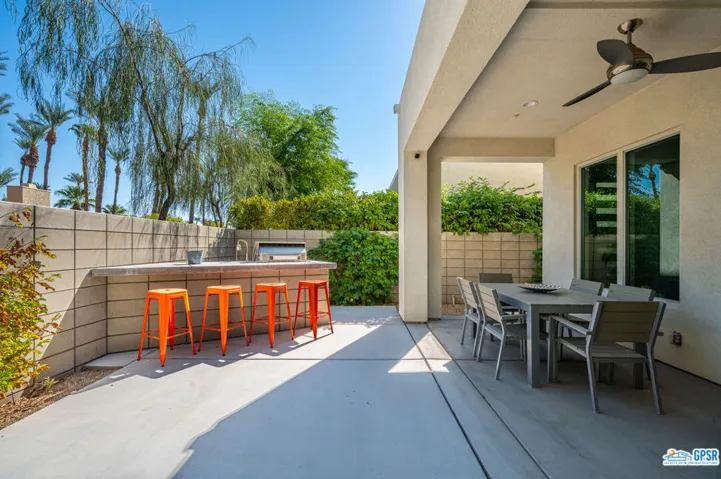 67510 Soho: covered patio and grill bar