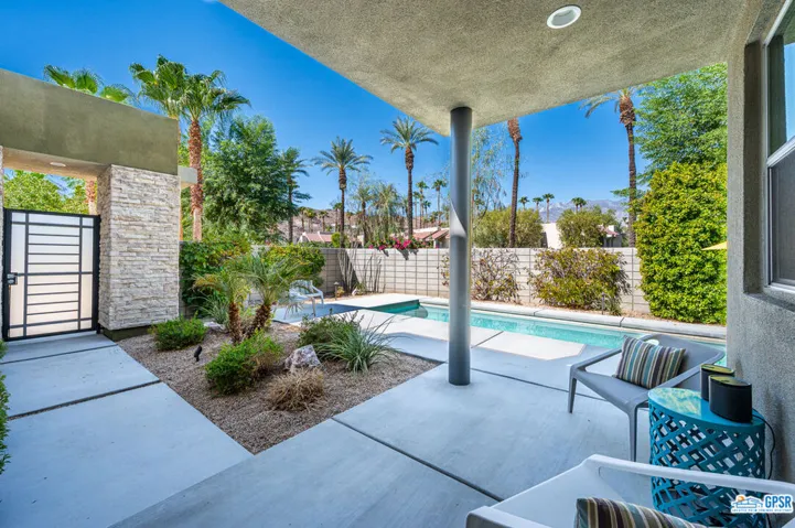 67510 Soho: shaded entry and pool