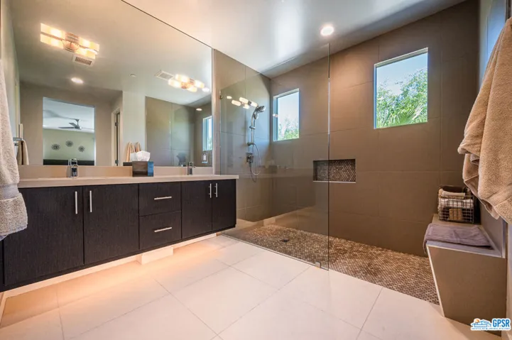 67510 Soho: primary bath