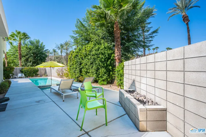 67510 Soho: side yard fire feature