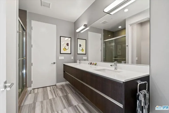 Guest Bath w/Dual Vanities