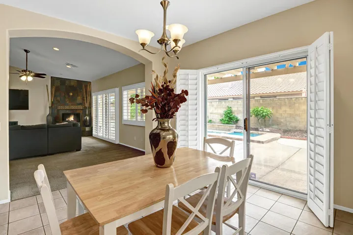 KITCHEN TABLE TO OUTSIDE.jpg mls