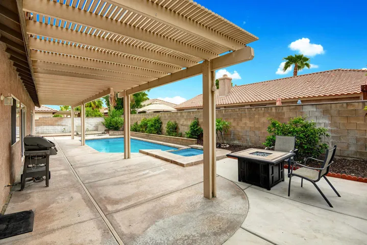 PATIO.jpg mls